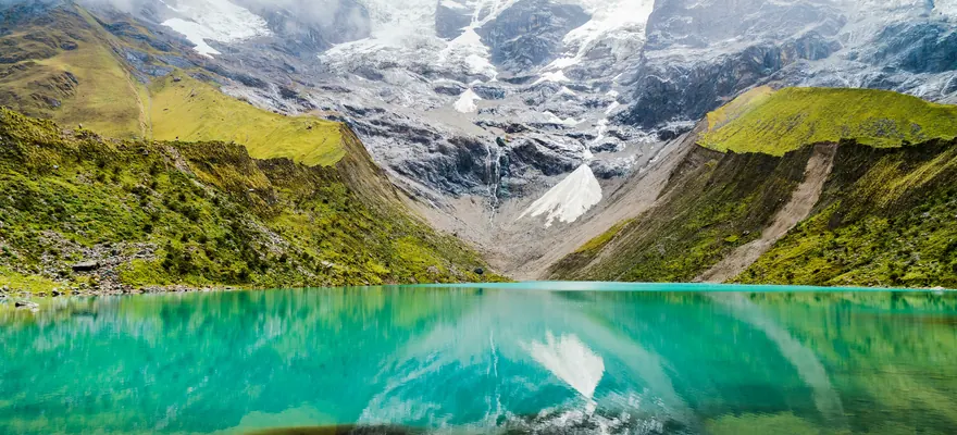 Aguas turquesa de la laguna Humantay al pie del nevado