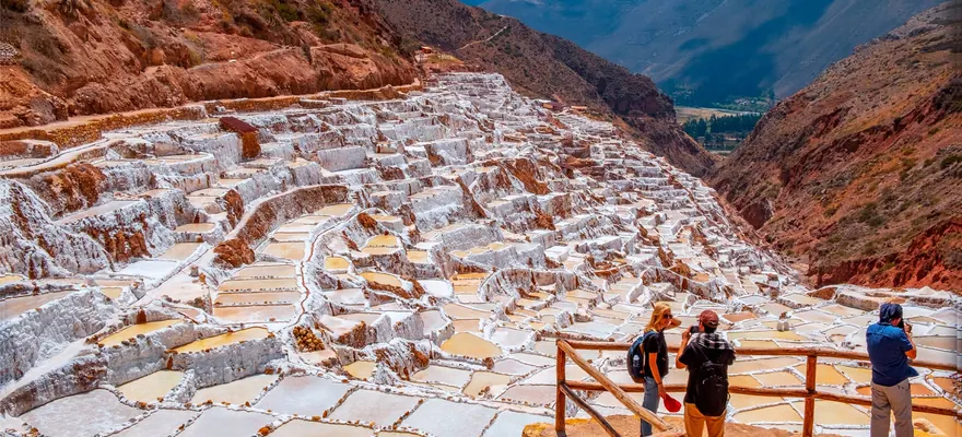 Viajeros en las salineras de Maras