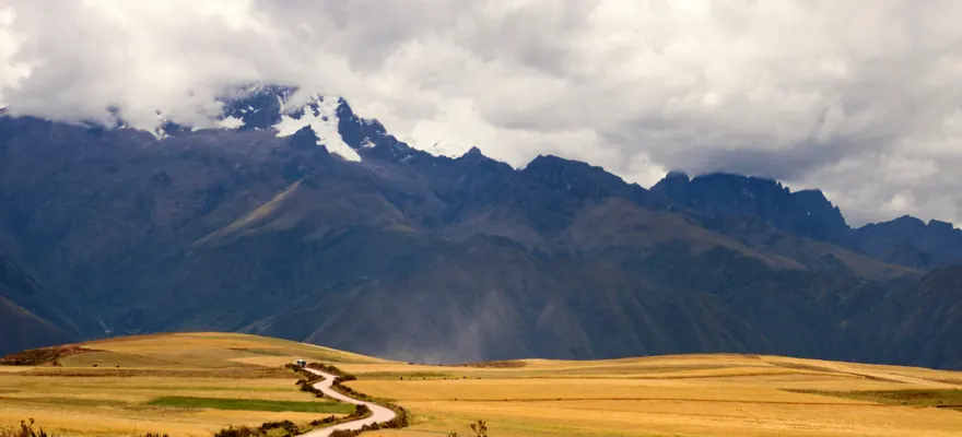 Nevado y camino entre los campos del Valle Sagrado
